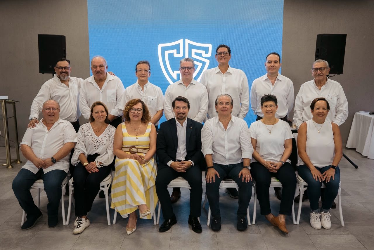 Junta Central de Directores 2026–2029 del Club Salvadoreño frente al escudo institucional